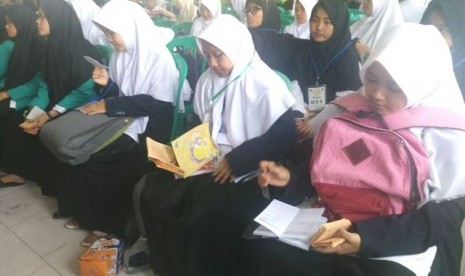 Santri bersiap mengikuti lomba baca kitab kuning