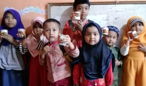 Santri Bumi Quran al-Fatih menerima paket Superqurban dari Rumah Zakat.