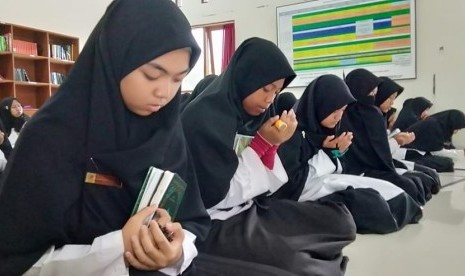 Santri Daarul Quran doakan bangsa Indonesia saat jalani buka puasa bersama dan khataman akbar, Kamis (30/1).