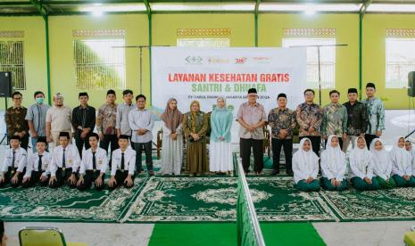 Santri dan guru Nurul Amanah Jaksel nikmati layanan kesehatan cuma-cuma