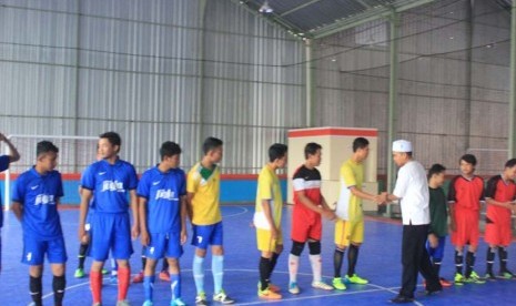 Santri dan mahasiswa Yogyakarta mengikuti turnamen futsal yang digelar Ponpes Darul Ulum wal Hikam Yogyakarta.