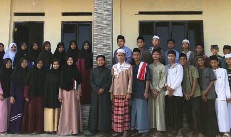 Santri dan ustad Pesantren Tahfidz Ibnu Hafidz Subang, Jawa Barat.