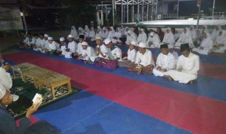 Santri dan ustaz Pesantren Motivasi Indonesia (PMI) mengikuti acara pengajian dan doa bersama menjelang peringatan HUT kemerdekaan ke-73 RI.