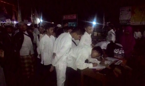 Santri dari pondok pesantren Al Hikmah, Karangmojo, Gunung Kidul, Yogyakarta, tiba di Masjid Syuhada Kota Yogyakarta untuk mengikuti Tabligh Akbar dan Muhasabah Republika. si 