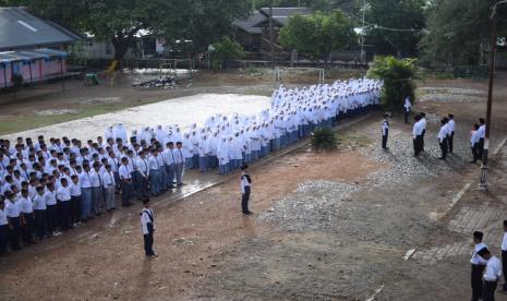 Santri Dayah Insan Qur'ani Ikuti Upacara dengan Khidmat 