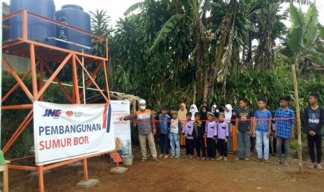  Santri di pesantren Futuhul Ihsan dan masyarakat Kampung Cikarang RW 04, Desa Sindangresmi, Kecamatan Takokak, Kabupaten Cianjur menyambut dengan gembira Wakaf Sumur yang hadir di lingkungan pesantren mereka.