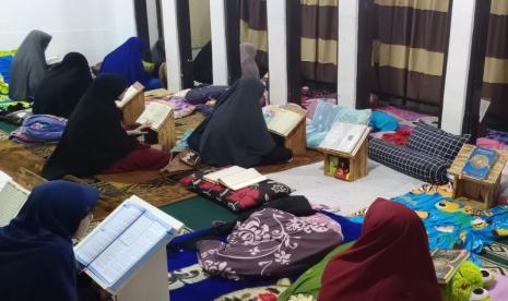 Santri di Pesantren Tahfizh Mutiara Darul Qur