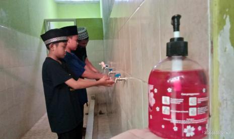 Santri di seluruh pondok Askar Kauny dibimbing prosedur pencegahan masuknya virus, seperti mencuci tangan, membersihkan pondok serta pola makan sehat dan seimbang.