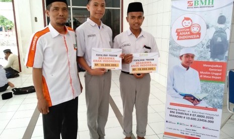 Santri Hidayatullah Bandar Labuhan, Sumut, menerima beasiswa yang disalurkan oleh Laznas BMH Perwakilan Sumut.