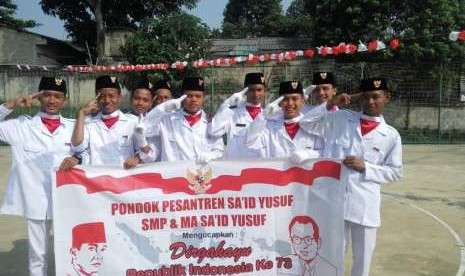 Santri SMP dan Madrasah Aliyah (MA) Said Yusuf mendapat kepercayaan menjadi petugas upacara bendera dalam rangka HUT kemerdekaan ke-73 RI di Kelurahan Rangkapan Jaya Baru, Kecamatan Pancoran Mas, Depok, Jawa Barat.