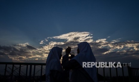 Santri melihat posisi hilal untuk menentukan awal Ramadhan dengan menggunakan teleskop di Pondok Pesantren Assalam, Pabelan, Sukoharjo, Jawa Tengah, Ahad (5/5/2019).