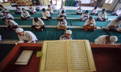 Santri membaca Al Quran bersama-sama di Masjid Daarul Qu