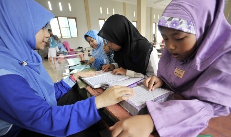 Santri membaca kitab suci Al Quran saat pesantren kilat di Masjid Darul Salam Makassar, Sulawesi Selatan, Sabtu (20/6).(ANTARA FOTO/Yusran Uccang)