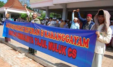 Santri membentangkan poster, saat berlangsung istighasah Ulama dan santri se-Madura, dalam menyikapi pengungsi Syiah, di Sampang, Jatim, Kamis (20/6).