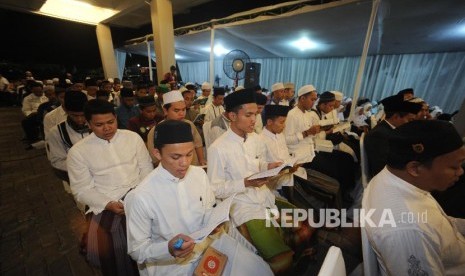 Santri mengaji dalam peringatan maulid nabi (ilustrasi)