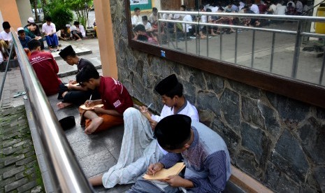 Santri mengikuti kilatan kitab kuning yang dipimpin Kiai Fahmi Amrullah di Pondok Pesantren Tebuireng Jombang, Jawa Timur, Selasa (7/5/2019). 