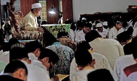 Pengasuh Pondok Pesantren Tebuireng Jombang, KH Fahmi Amrullah Hadzik menilai pemasangan baliho ucapan selamat datang Erick Thohir di Kota Surabaya dan sekitar wajar. (ilustrasi)