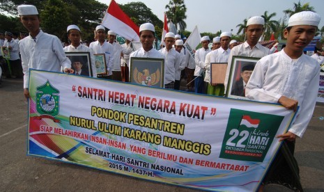 Santri mengikuti kirab Hari Santri Nasional di Pamekasan, Jatim, Kamis (22/10).