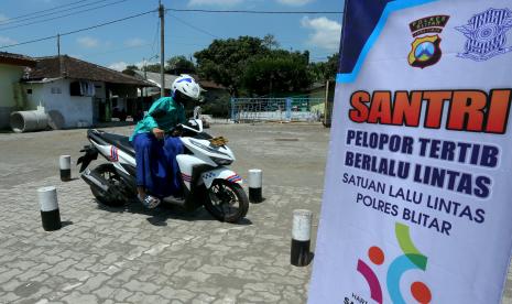 Santri mengikuti simulasi tertib berkendara saat Program Polisi Sahabat Santri di Ponpes Salafi Mambaul Hisan Blitar, Jawa Timur, Kamis (21/10/2021). Program Polisi Sahabat Santri yang digagas oleh Satlantas Polres Blitar dan dilaksanakan di sejumlah ponpes di daerah itu, bertujuan untuk mensosialisasikan tertib berkendara bagi sejumlah santri dengan usia remaja, sebagai salah satu upaya untuk menekan angka kecelakaan di kalangan remaja, serta dalam rangka memperingati Hari Santri