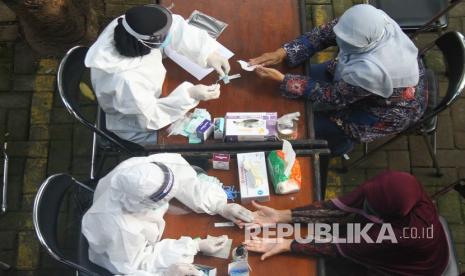 Petugas melakukan rapid test di Malang, Jawa Timur