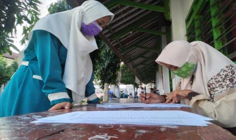 RMI-NU Minta Pemerintah Rapid Test Santri Masuk Pesantren. Foto: Santri Nuris Jember jalani protokol kesehatan Covid-19