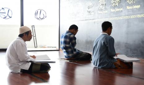 Santri penyandang disabilitas netra tengah menyetorkan hafalan Alquran kepada pembimbing di Masjid Pondok Pesantren Tunanetra Sam