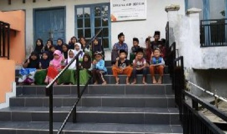 Santri pesantren Al-Barkah yang berada di Kampung Jajaranwaru Dusun Cikuya Desa Bojongsari Kecamatan Gunung Tanjung Kabupaten Tasikmalaya. 