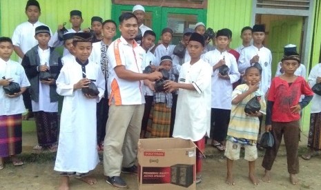 Santri Pesantren Hidayatullah Malinau, Kalimantan Utara, menerima menu buka puasa yang disalurkan oleh BMH Kalimantan Utara.