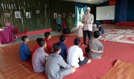 Santri Pesantren Kreatif iHAQi bersama  Ustadz Erick Yusuf.