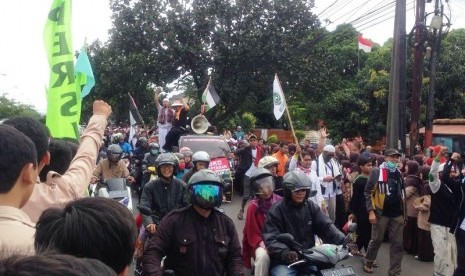 Santri Pesantren Persatuan Islam (Persis) 110 Manbaul Huda menyambut rombongan massa aksi jalan kaki dari Ciamis yang akan menuju Jakarta pada Kamis (1/12). 