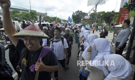 Santri Pesantren Persis 110 Manbaul Huda menyambut rombongan peserta longmarch dalam aksi Bela Islam 212 Jilid III dari Ciamis yang bejalan kaki di Jalan Raya Soekarno Hatta, Kota Bandung, Kamis (1/12).