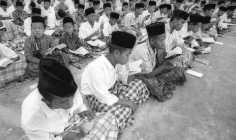 Santri Pondok Modern Gontor - Ponorogo, Jawa Timur sedang Mengaji bersama 