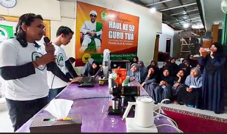 Santri Pondok Pesantren (Ponpes) Miftahul Khairaat Palu, Jalan Sis Aljufri II, Kota Palu, mengikuti pelatihan desain grafis dan barista kopi dari sejumlan relawan. 