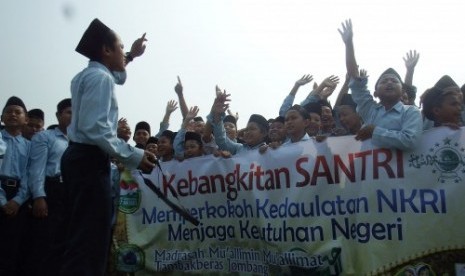 Santri Ponpes Bahrul Ulum membaca selawat nabi saat upacara peringatan Hari Santri Nasional (HSN) di Lapangan Tambakberas, Jombang, Jawa Timur, Kamis (22/10). 