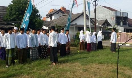 Santri Ponpes Darul Ulum wal Hikam Yogyakarta mengikuti upacara bendera dalam rangka Hari Santri Nasional 2016. (Ilustrasi)