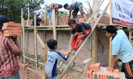 Santri Ponpes Hidayatul Mubtadi gotong royong membangun tempat MCK dari hasil bantuan PPPA Daqu.