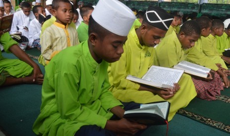 Santri Ponpes Nuu Waar, Bekasi tengah melaksanakan khataman Alquran