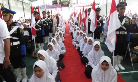 Santri Ponpes Salafi Terpadu Darussyifa Al Fitroh  Perguruan Islam Yaspida, Sukabumi Jakarta Barat Ahad (21/5) tampak menyimak rencana Menteri BUMN, Rini Soemarno dalam mendorong ekonomi pesantren 