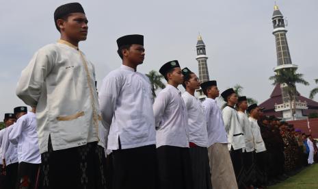 Santri saat mengikuti upacara di Alun-alun Kabupaten Jombang, Jawa Timur, Jumat (21/10/2022). Upacara yang diikuti ratusan santri, pelajar serta masyarakat itu untuk memperingati Hari Jadi Pemkab Jombang ke-112 serta Hari Santri Nasional 2022 yang mengangkat tema Berdaya Menjaga Martabat Kemanusiaan. 