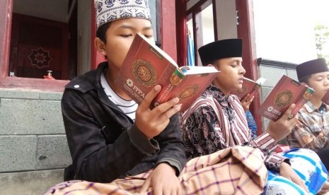 Santri tengah membaca Alquran.