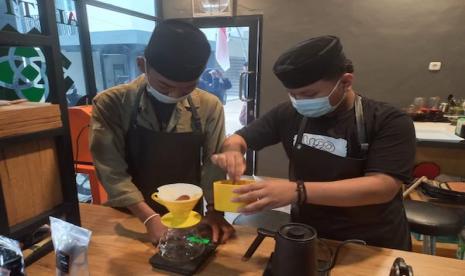 Santri tengah mengolah kopi di coffee shop, yang ada di lingkungan Pondok Pesantren Al-Ittifaq, Kabupaten Bandung, Jawa Barat.