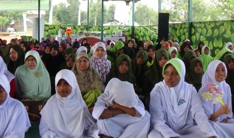 Santriwati Pesantren Nuu Waar, Bekasi, Jawa Barat.