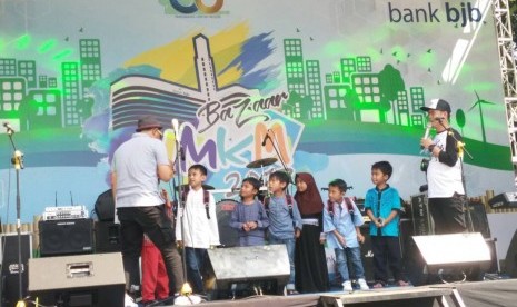 Santunan untuk anak yatim menjadi bagian rangkaian peringatan HUT ke 56 Bank BJB di Kota Bandung.