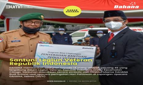 Santunan Veteran. Direktur Utama DAHANA menyerahkan santunan kepada 14 orang veteran pejuang 45 yang tergabung dalam Legiun Veteran Republik Indonesia (LVRI) Kecamatan Cibogo usai upacara peringatan Hari Pahlawan di Lapangan Upacara Dahana, Selasa (10/11).