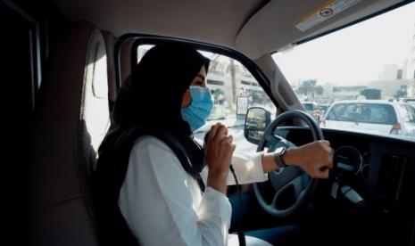 Sara Al-Anizi adalah perempuan Arab Saudi yang memilih profesi sebagai sopir ambulans.