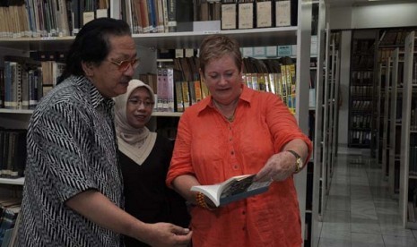 Sara Darling (right), wife of Australia's cinematographer the late John Darling, conducting a courtessy call on Mr Berthy Ibrahim Lindia, Director of Sinematek Indonesia (left), at his office in Jakarta, last week.  