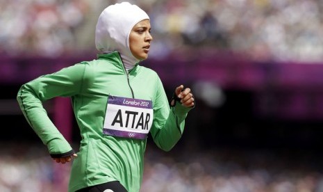    Sarah Attar saat bertanding pada babak penyisihan lari 800m putri di Stadion Olympic, London, Rabu (8/8).  (Anja Niedringhaus/AP)