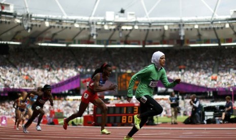  Sarah Attar saat mulai bertanding pada babak penyisihan lari 800m putri di Stadion Olympic, London, Rabu (8/8).  (Lucy Nicholson/Reuters)