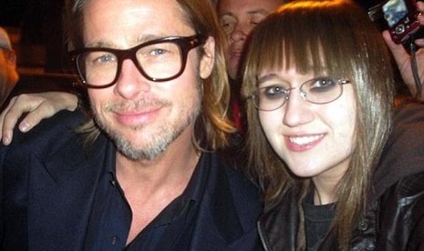 Sarah berpose bersama Brad Pitt