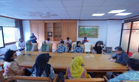 Sarana Jaya kembali bersinergi bersama rumah zakat dalam memberikan manfaat sebanyak - banyaknya melalui program pemberian bantuan pendidikan. Terutama kepada para mahasiswa Disabilitas serta pelajar binaan Panti Binaan Sosial Jakarta serta Sekolah Rakyat Ancol yang sedang menempuh pendidikan Perguruan Tinggi, SMA dan SMP aktif di DKI Jakarta pada 5 April 2024